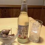 うるいど八幡屋 - イチハラ梨サイダー350円。
                                一緒に妻の頼んだお酒に付いてきたお通しの貝。