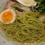 麺屋 六感堂 - ユーグレナの緑色の麺。