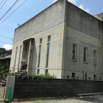 カフェアンドレスト エニシ - ビルの横ブロック塀の横が第一駐車場。４、５台停められたかも！？
      第二駐車場は近くにあります。（２０１６．７．２９）