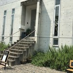 カフェアンドレスト エニシ - 階段の左右にローズマリーが沢山＾＾（２０１６．７．２９）