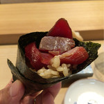 鮨 猪股 - 鮪の手巻き
      色んなところが入ってます