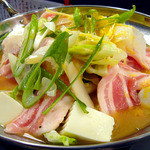 Tanoshimunomerunabesakabasudachi - 豚バラと白ねぎ鍋