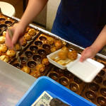 キラク - 容器の底にソースを塗ってからたこ焼きを入れる独特の手順。