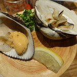 貝と魚と炉ばたのバンビ - 藁薫るスモークカルパッチョ（赤貝&北寄貝）