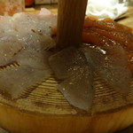 貝と魚と炉ばたのバンビ - 藁薫るスモークカルパッチョ（スズキ）