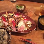 SOHSOH JR松山駅前店 - ぜいたくなとろ〜り温玉と揚げゴボウのやみつきサラダ定食