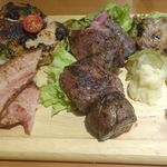 Niku Kei Izakaya Niku Juuhachi Banya - 程なくして炭焼塊肉メニューのおまかせ5種盛りが目の前に運ばれてきました。プレートの上にあるお肉は左上から鶏肉、みすじ、イベリコ豚、ベーコン、ハラミです。
