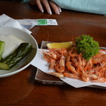 別館山田 - お新香盛り合わせ500円と川海老の唐揚げ500円