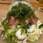 カラカラとちぶぐゎ～ - 海鮮うみぶどうサラダ（800円）。