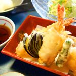 Ishokuya Hisa - 熱々の天ぷらを2回に分けてご提供致します。