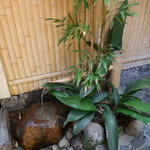 やげんぼり - 内観；入ると涼やかなししおどしが