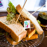 ケディ バシュカン - ハンバーグクラブサンド（800円）