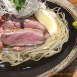 寿製麺 よしかわ - 鴨つけ麺。
      チャーシューは、鴨と豚の2種。
      麺は、トロリとした