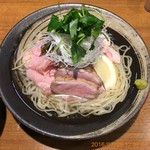 寿製麺 よしかわ - 鴨つけ麺。驚きのビジュアルです。
      チャーシューの下に、メンマがたっぷり隠れています。