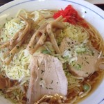 中華そば志のぶ支店 - 冷やし中華（1.5玉）：女性でも楽勝な量