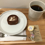 スローハンズ - ロールケーキと本日のコーヒーで830円