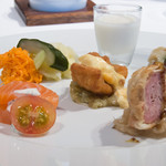 銀座 ハプスブルク・ファイルヒェン - 豚肉のシュトュルーデル、ザワークラウトで（右）