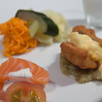 銀座 ハプスブルク・ファイルヒェン - サーモンとクリームチーズ、デイル（左）と鱧のフリットと賀茂ナス（右）