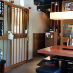 吉祥庵 - 店内は大きなテーブル8人掛け、4人卓×３卓