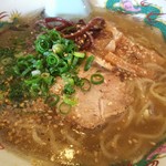 ラーメン・餃子 マルイチ - とんこつラーメン　透き通ったスープ　中太麺