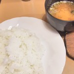 まつ坂 - セットのライスと味噌汁(ライスは国産で美味しい)