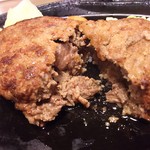 まつ坂 - あらびきステーキハンバーグの中にはお肉がゴロゴロ入っています