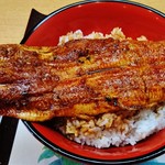 鰻屋すみで - 鰻は、腹開きで直火焼きの関西風で、鰻を丸ごと１尾 丼にのっている～♪(^o^)丿