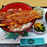 鰻屋すみで - 『うなぎ大名』(3300円)！！ 鰻を丸ごと１尾焼いてカットせずに 丼にのせた『うな丼』!!レンコンの小鉢とお新香、肝吸い付き～♪(^o^)丿