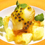 パイナップルとヨーグルトジェラート、紅茶のジュレがけ オキザリス