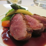 レストラン・セン - 桜チップで燻製をかけた鴨胸肉のロースト、温野菜と赤ワインソース