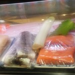 寿司居酒屋 㐂六 - ネタケースには美味しそうなネタがたくさん