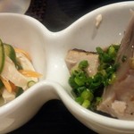 寿司居酒屋 㐂六 - お通しはイカの酢の物とカツオのたたき
