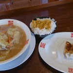 Oogiya Ramen - 味噌ラーメと餃子４ケ
      無料のごはん