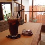 ドングリー コーヒースタンドと暮らしの道具店 - 