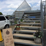 ヘッソ オルガニカ - この階段を上がって店内へ