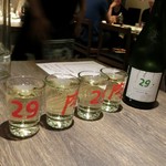 Nikuyamakoube - ボトルの泡で乾杯～。「２９」「肉」のボトルとグラスです～（笑）