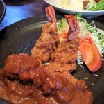 Japanese Dining ゑびすダイニング - こちらはデミグラスソース。タルタルと食べ比べ!!