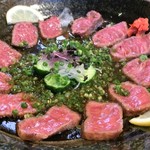 Japanese Dining ゑびすダイニング - こちらお勧めの牛たたき。リーズナブルでこのボリューム