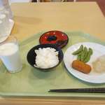 Toyama Chitetsu Hoteru - とある日には富山の牛乳、富山のご飯、ホタルイカの黒作り、コロッケ、大根のあんかけなどを食べました。