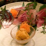 魚呑 - 刺し身5点盛り（メジマグロ・シマアジ・しめ鯖～イサキコブシメ＆生うにを選択