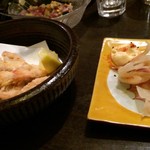 魚呑 - 芝海老の天ぷら＆エイヒレ