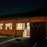 ももや - 「ももや」さんの外観。シンプルな外観ですが、店内は素敵なんです。お店を出る頃は看板のライトは消灯されていました・・・。