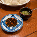 餃子と一緒に添えられてきた柚子胡椒。香りもお味もかなりヨカッタです。