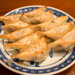 「焼餃子」。パリッと具合も申し分なく、お肉タップリの餃子。