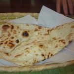 インド料理専門店 クシュクシュ - 7/30ナンセットのナン。大きいです。