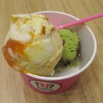 サーティワンアイスクリーム - 2016.07　シーズンフレーバーのピスタチオスクリーム（下）とテンプテーションアイランド（上）。