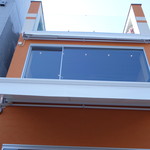 ナベノ-イズム - 川側からの外観