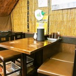 ストライク軒 - 店内（テーブル席）