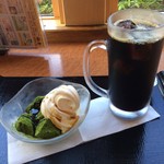 お食事処 孝楽 - アイスコーヒーと抹茶わらび餅ソフト。
            アイスコーヒーは税込180円で抹茶わらび餅ソフトは税込400円。
            美味し。