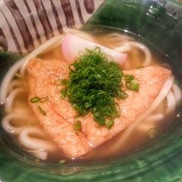 かつおだしのきつねうどん
